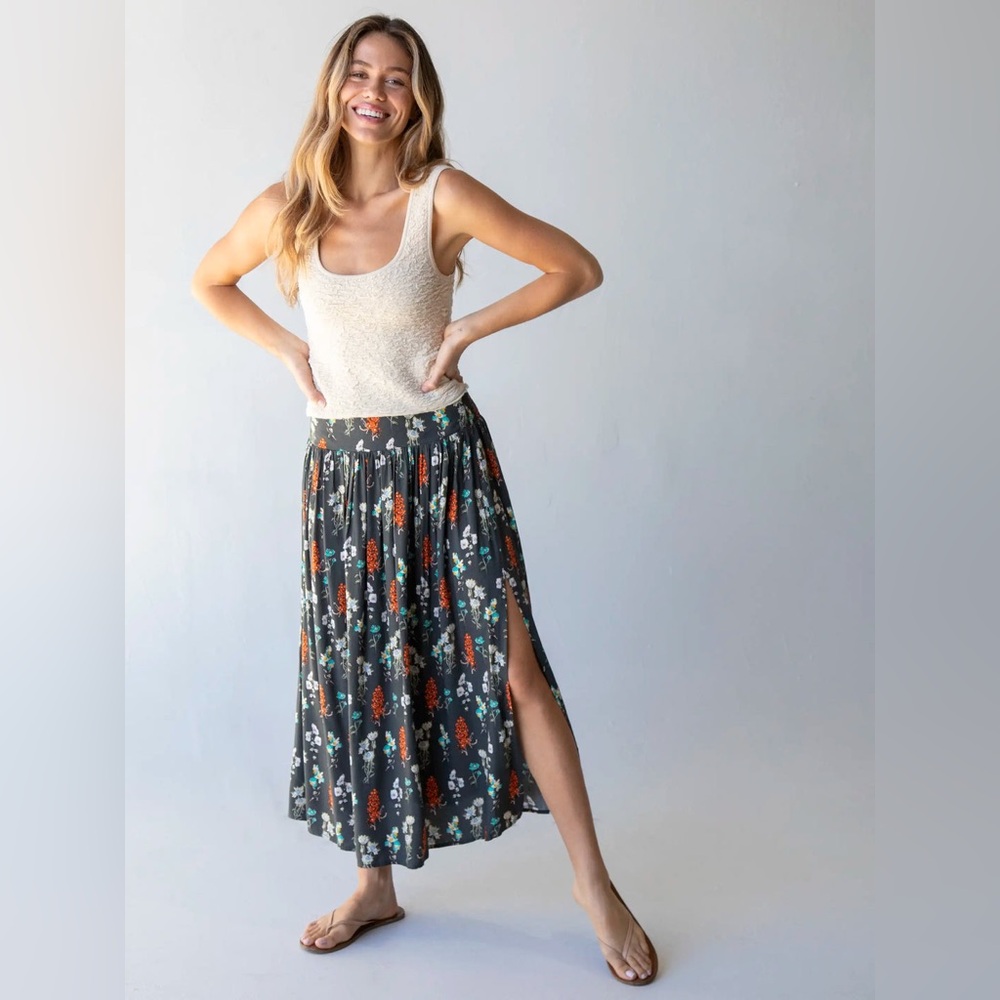NATURAL LIFE Addie Floral Midi Skirt in charcoal bouquet